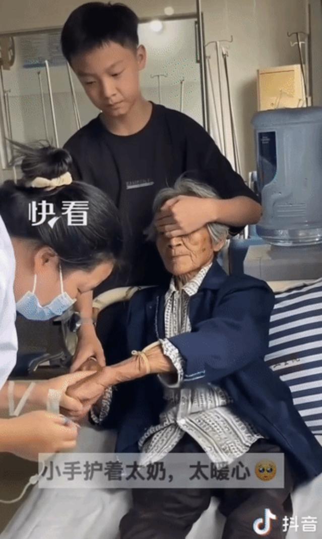 “上新华社了！”湖北，重孙陪着86岁的太奶去打针。看到护士准备扎针，他担心太奶会
