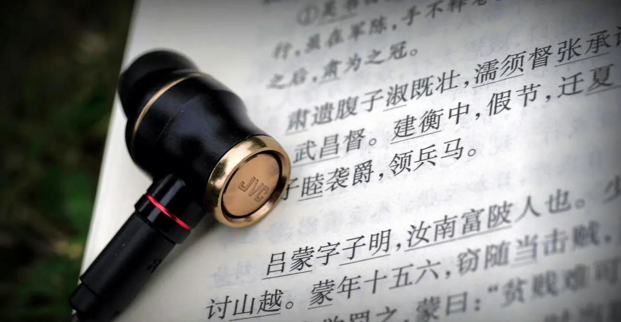 我现在发现啊，不光说老看短视频会导致依赖即时满足后、丧失大尺度的通盘逻辑思维能力