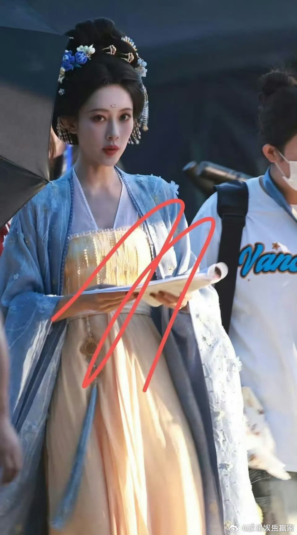 孟子义新剧生图路透，这套妆造用心了，发饰还整上了绒花 ​，好美！ ​​​