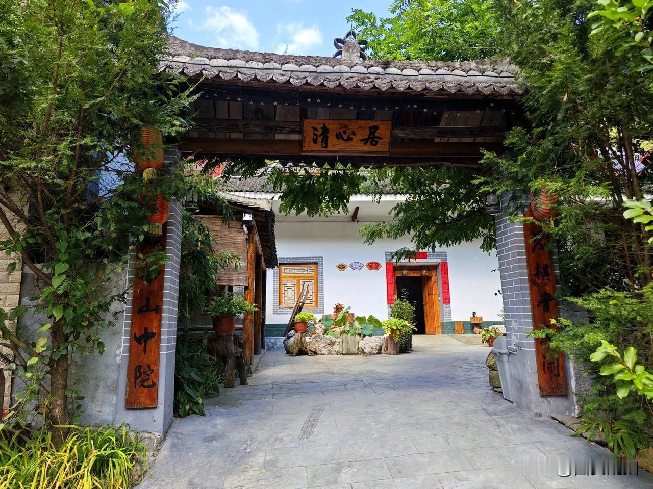 秦岭深处的一家农家小院，生活惬意，景色迷人，你去过吗？清心居。#秦岭深处。# #