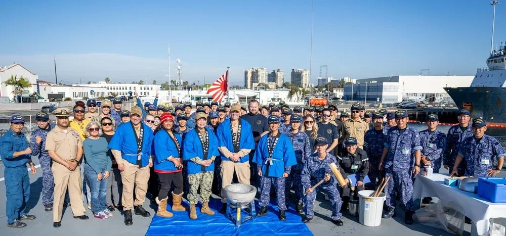 由于美国的一贯纵容，日本至今在海军舰艇上还在使用“旭日旗”，真是野心勃勃！
20