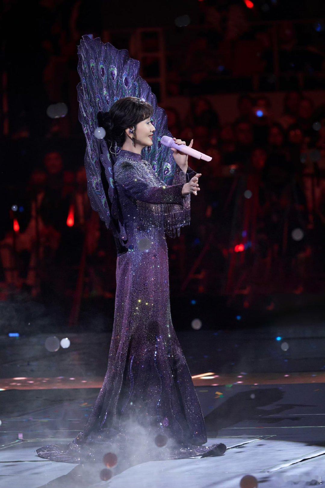 赵雅芝谈年龄焦虑 赵雅芝说年龄不值得焦虑害怕拒绝年龄焦虑！赵雅芝暖心分享，女生不