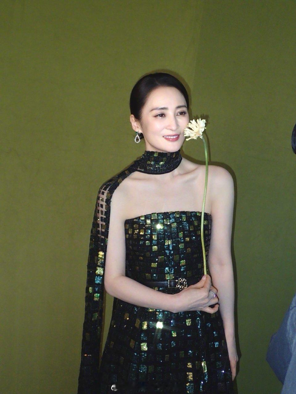 时尚表现力直接封神！镜头前眼波流转间皆是故事，高定礼服被她穿出艺术品的质感，建议