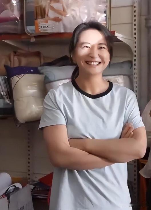 贾玲如今实际体重111.4斤，最重时候超过210斤，难以置信啊。
先增加40斤，