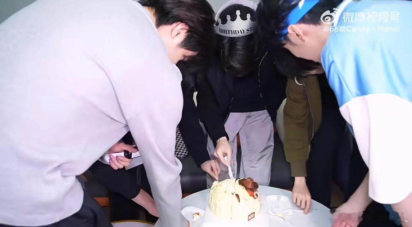 宋亚轩刘耀文换勺子疑似宋亚轩刘耀文换勺子 疑似宋亚轩刘耀文换勺子，怎么看出来的 