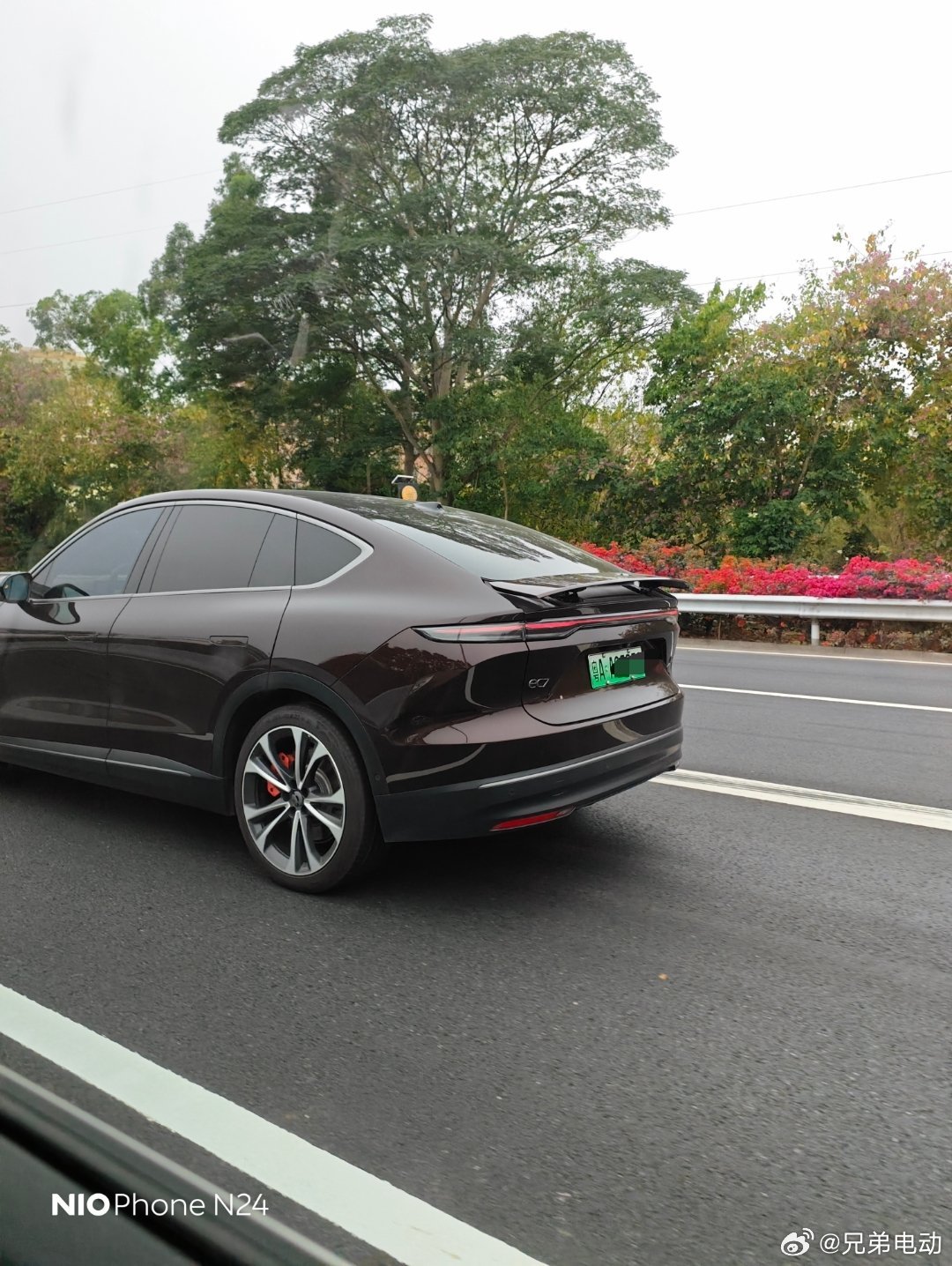 一看窗外，一台星云红ec7突然闪现，大6活塞刹车闪闪发橙，如果贵价车前脸再做的更