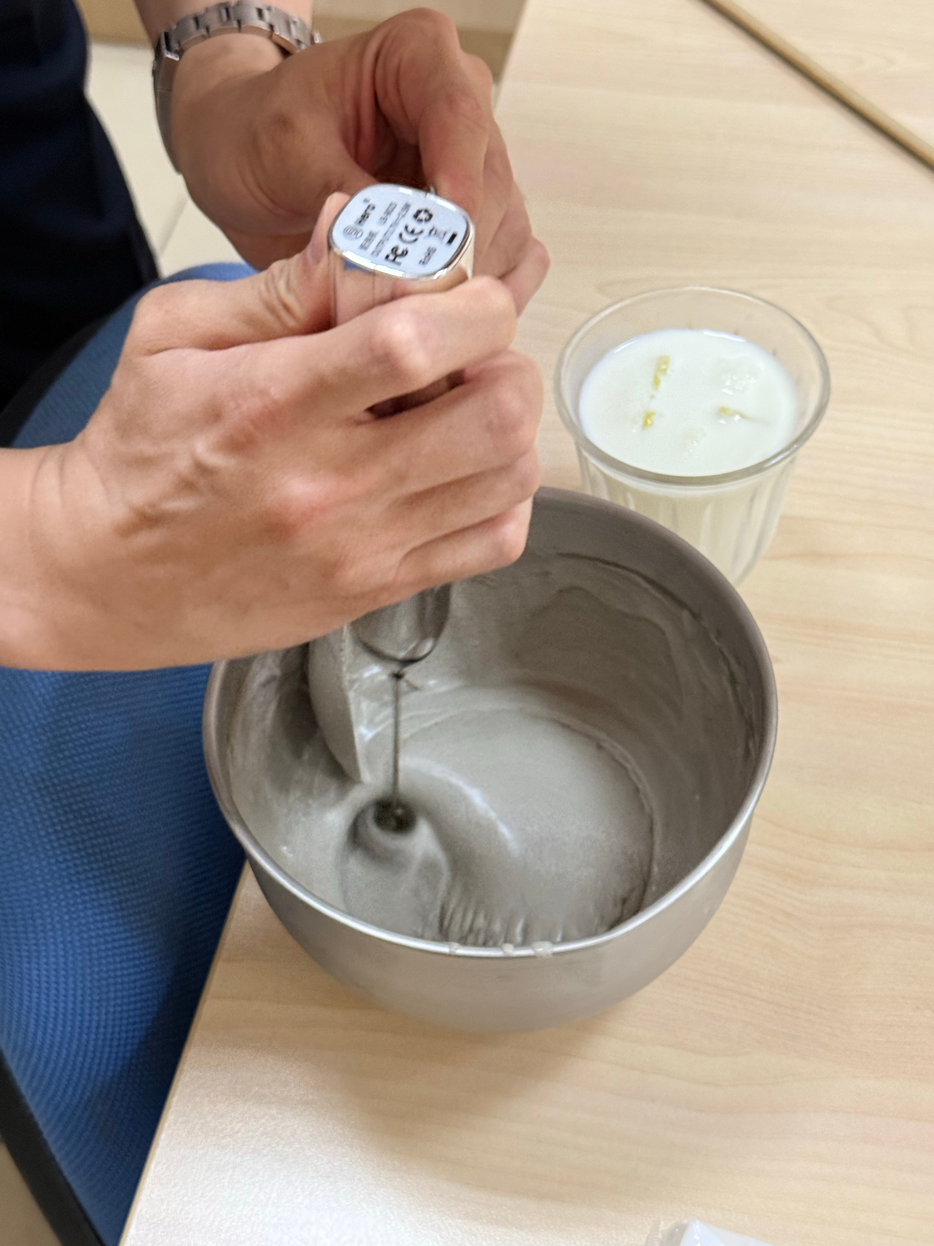 神仙同事哥系列给我们每个人手作黑芝麻维也纳！！不加任何滤镜真的比外面咖啡店的好喝