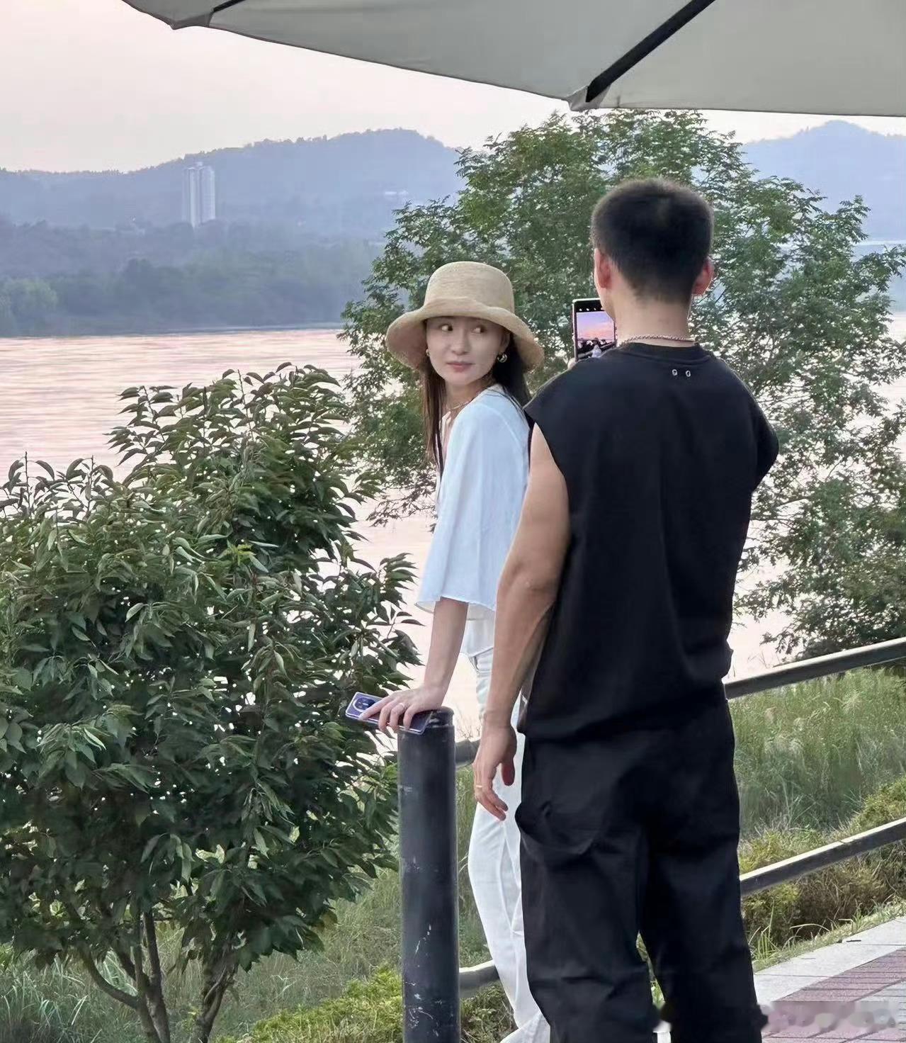 #阿如那给妻子拍照#嫂子好美！😍 ​​​