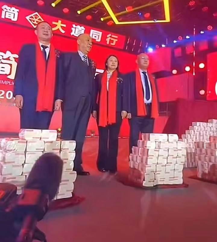 又双叒叕 发钱了 ！

河南矿山在国庆期间（10月4 - 5日）设宴，邀请员工及