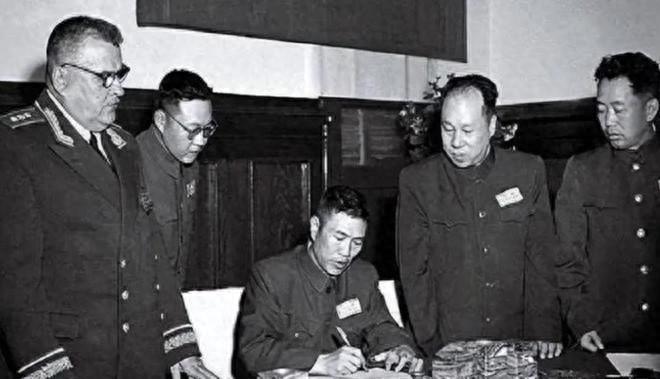 他资历比肖华还要高，却在肖华手下任主任，后调任军职成为兵团司令，你知道原因吗？