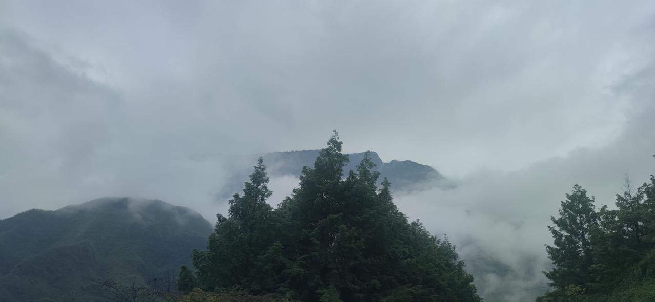 蜀国多仙山，大瓦起烟云。