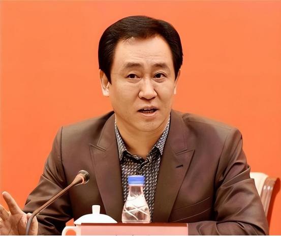 恒大和许家印给了我们哪些警示？

曾经的中国首富许家印，如今因恒大问题走上审判席