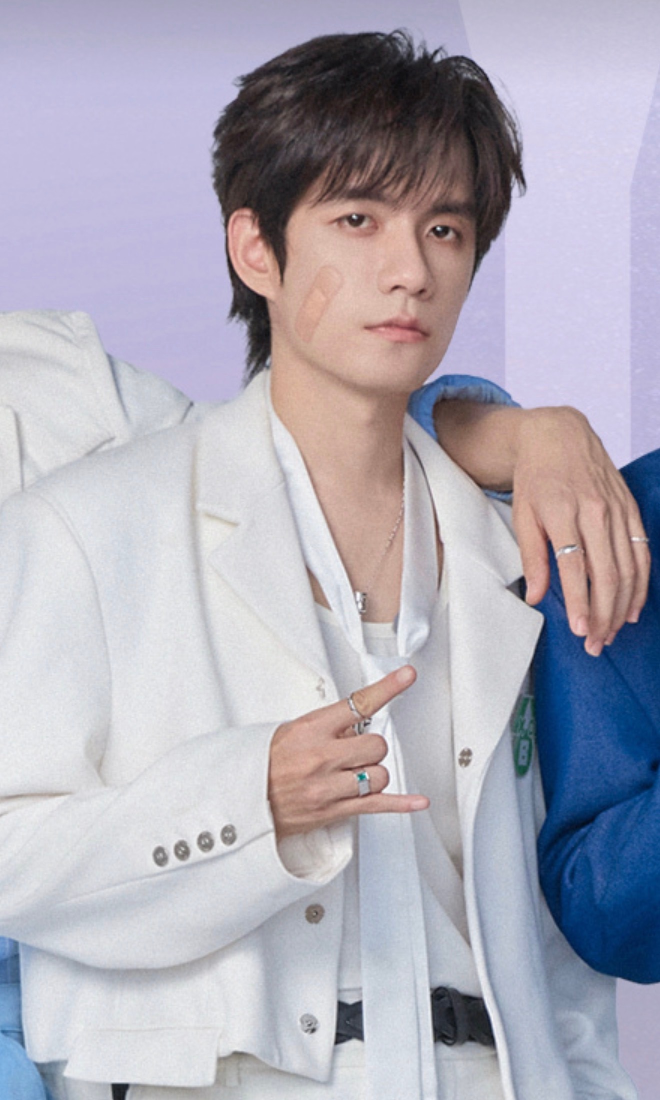 少用小拇指托手机，🤘摇滚不死但摇滚弯了 