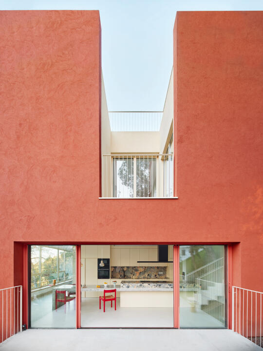 打破沉闷！🟧 巴塞罗那的山顶住宅