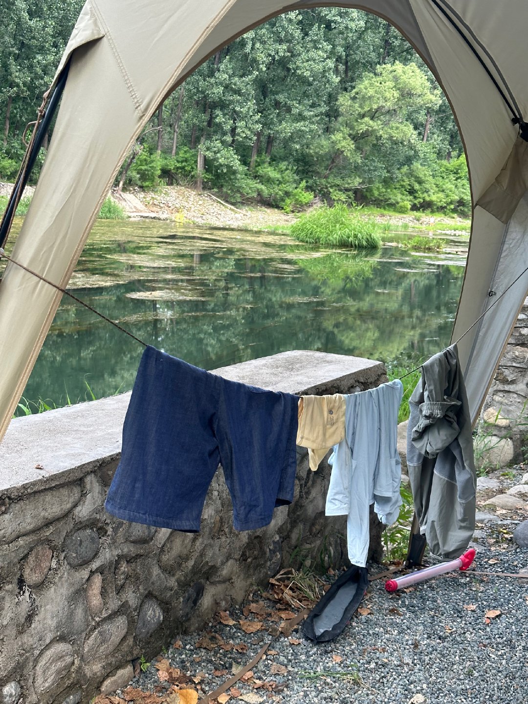 来这边露营给娃多带几件衣服