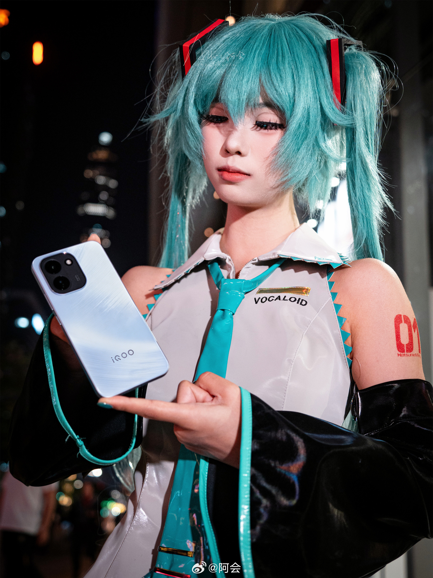 iQOO Z11这台手机颜值确实不错小姐姐说手感很好，给她拿手里感觉又好看不少，