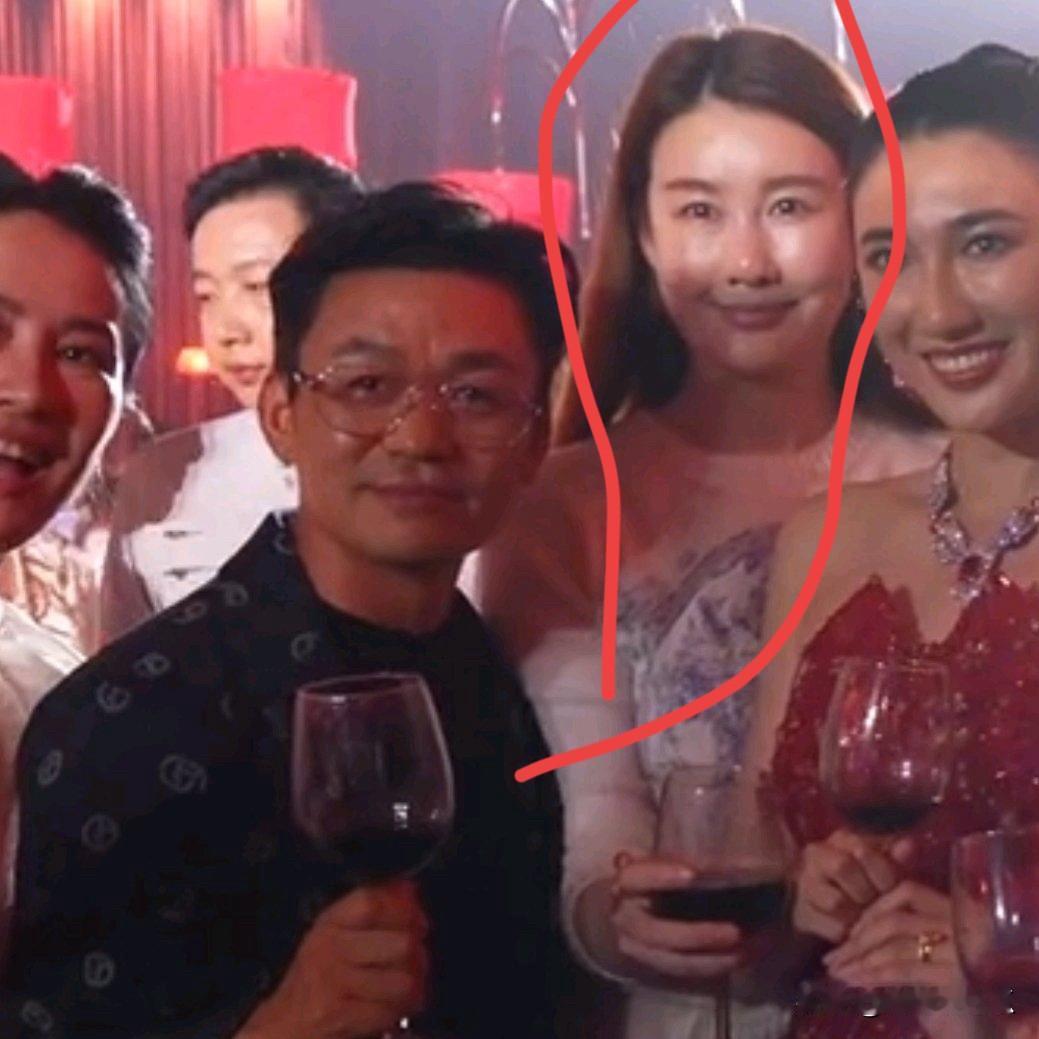王宝强女朋友冯清
不漂亮，站在他身边高半个头
但一眼看上去就让人安心，给人感觉是