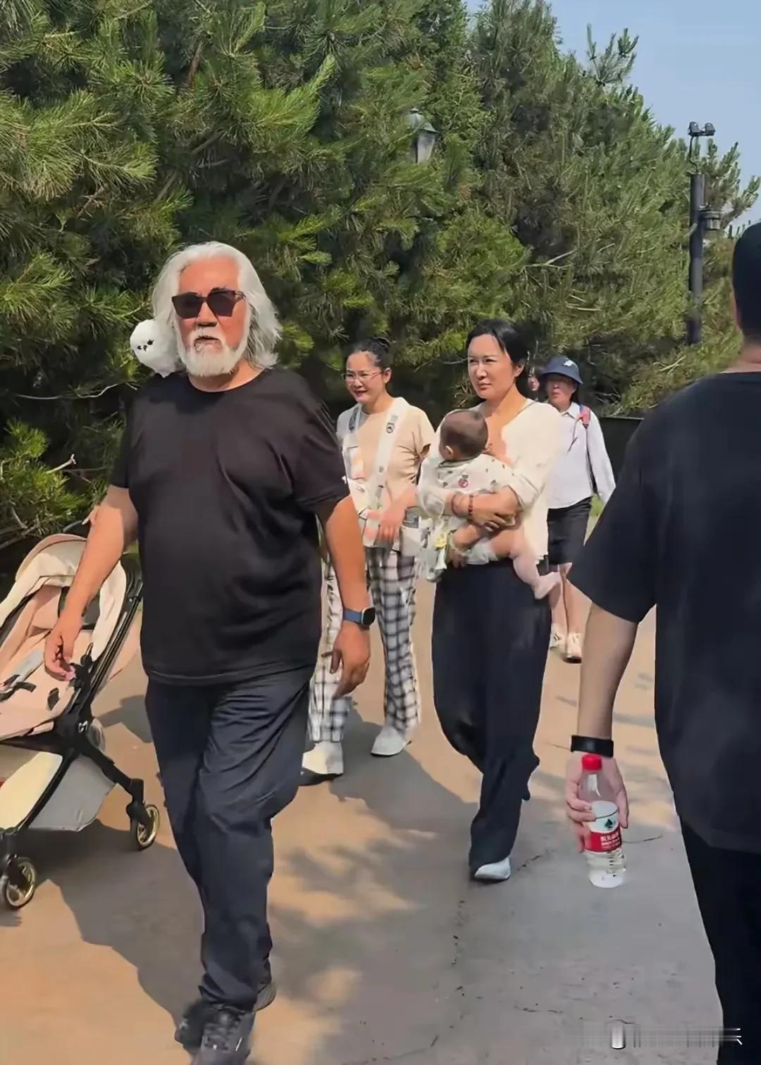 张纪中带老婆孩子们出现在北京环球影城，杜星霖抱着小龙珠，素颜的样子暴露了真实颜值