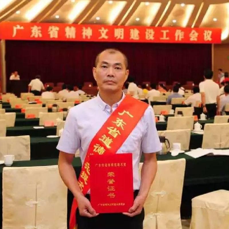 曾雄，男，汉族，1972年7月生，广东省汕头市金平区四脚光华修配厂厂长、南澳县华