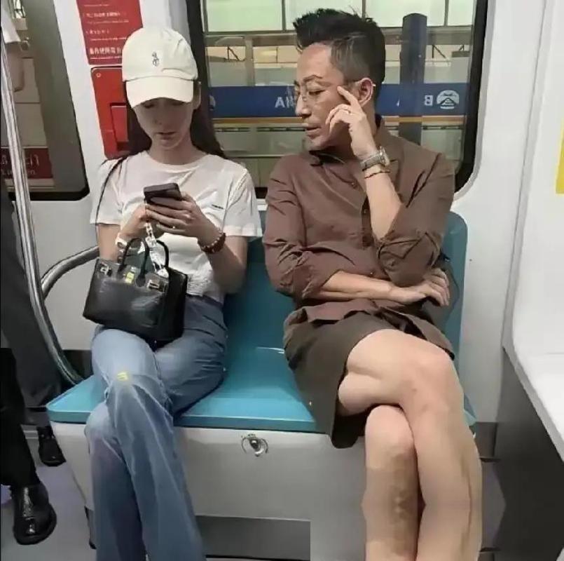 刚才刷到网友偶遇汪小菲夫妻坐地铁的照片，第一眼看过去，我真觉得这俩人的性格是不是