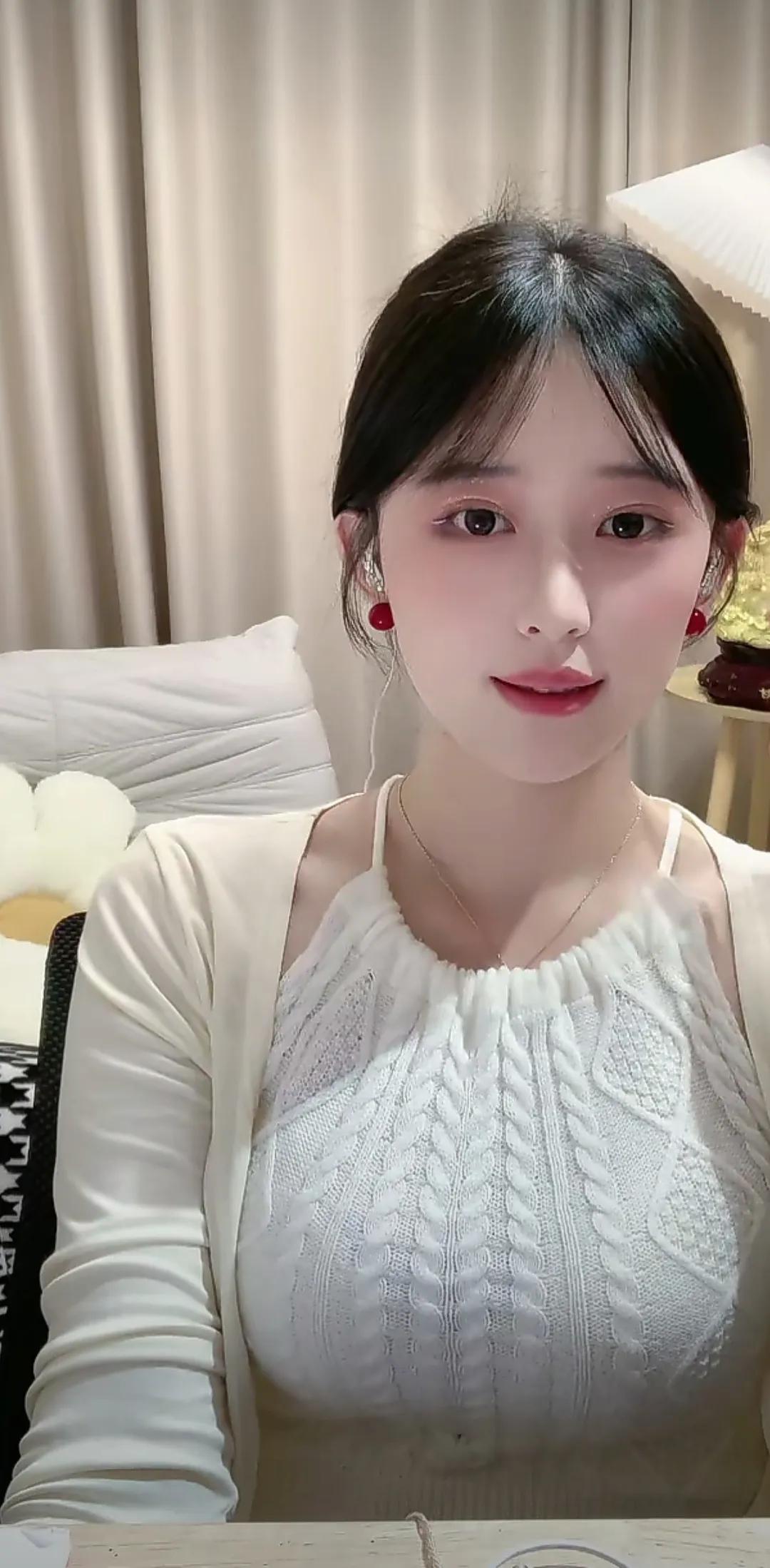 美丽动人，气质温婉。