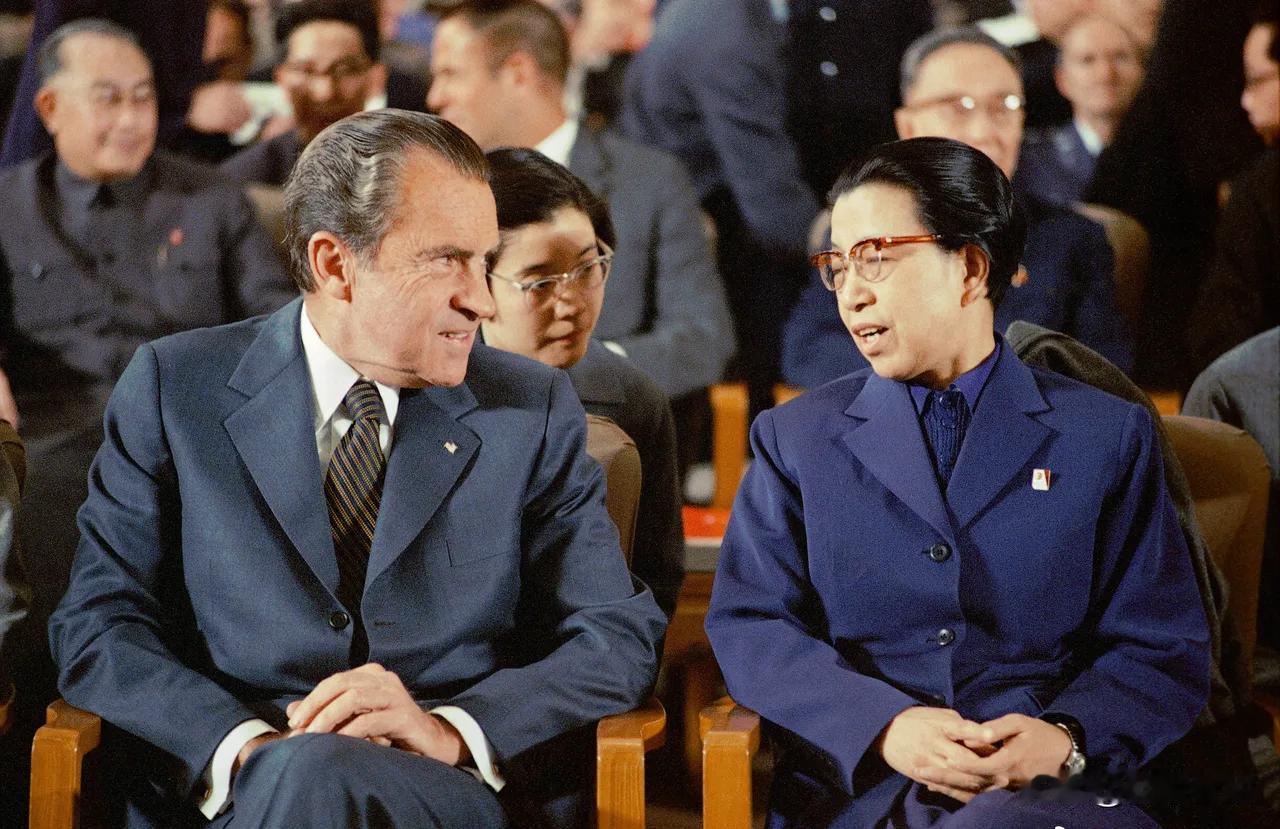 1972年尼克松访华，彻底打破了中美多年的僵局。
 
当晚专门安排了样板戏演出，