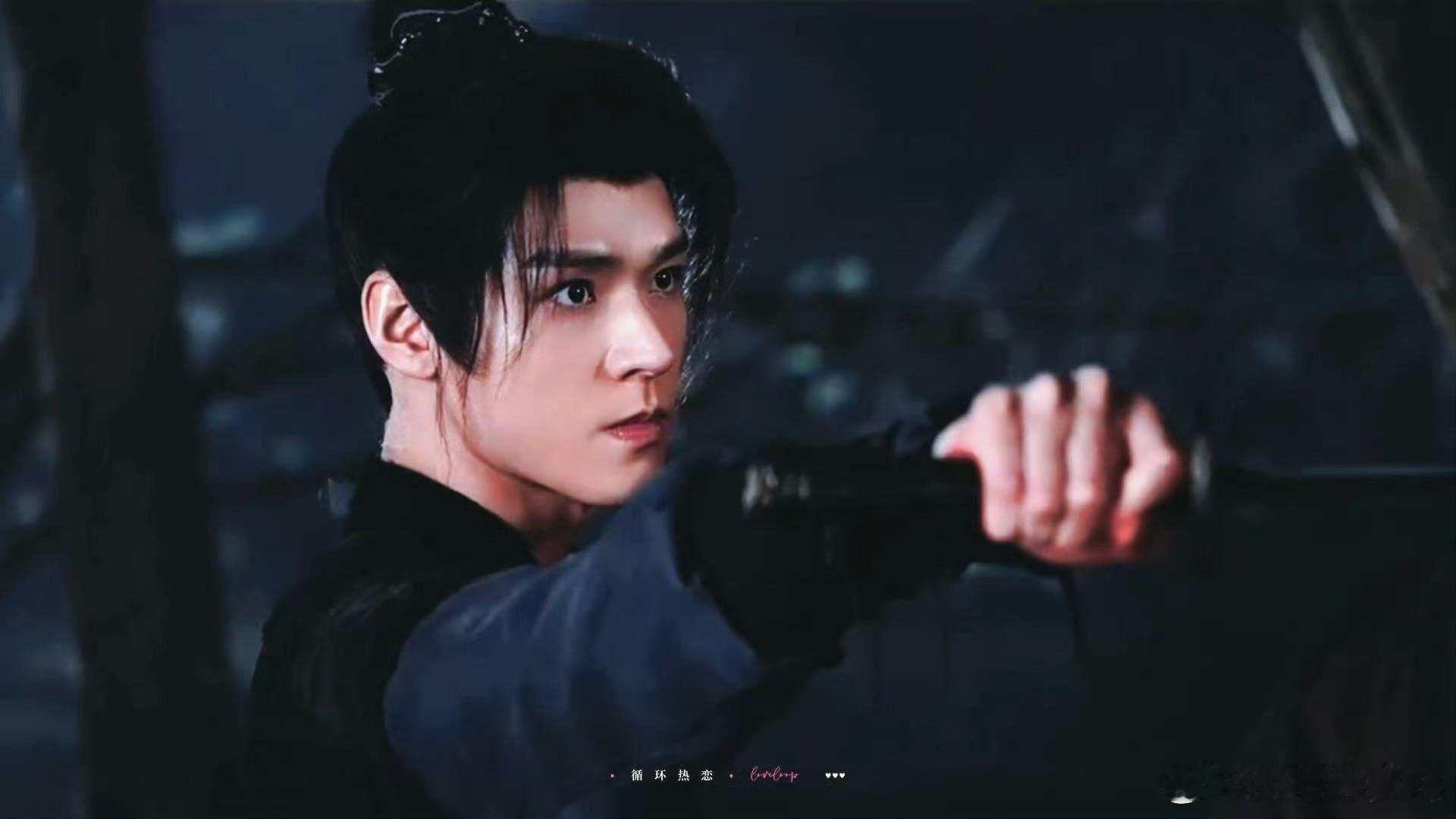 你是龚俊那他是谁 花少里热情可靠小狗，剧里秒变高冷大帅哥，这反差感直接爽到心坎里