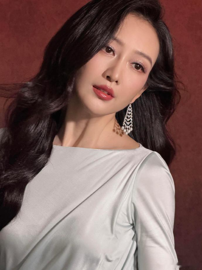 【王鸥说目前独自养育孩子】王鸥回应带女儿上早教 8月31日，娱记拍到王鸥带女儿上