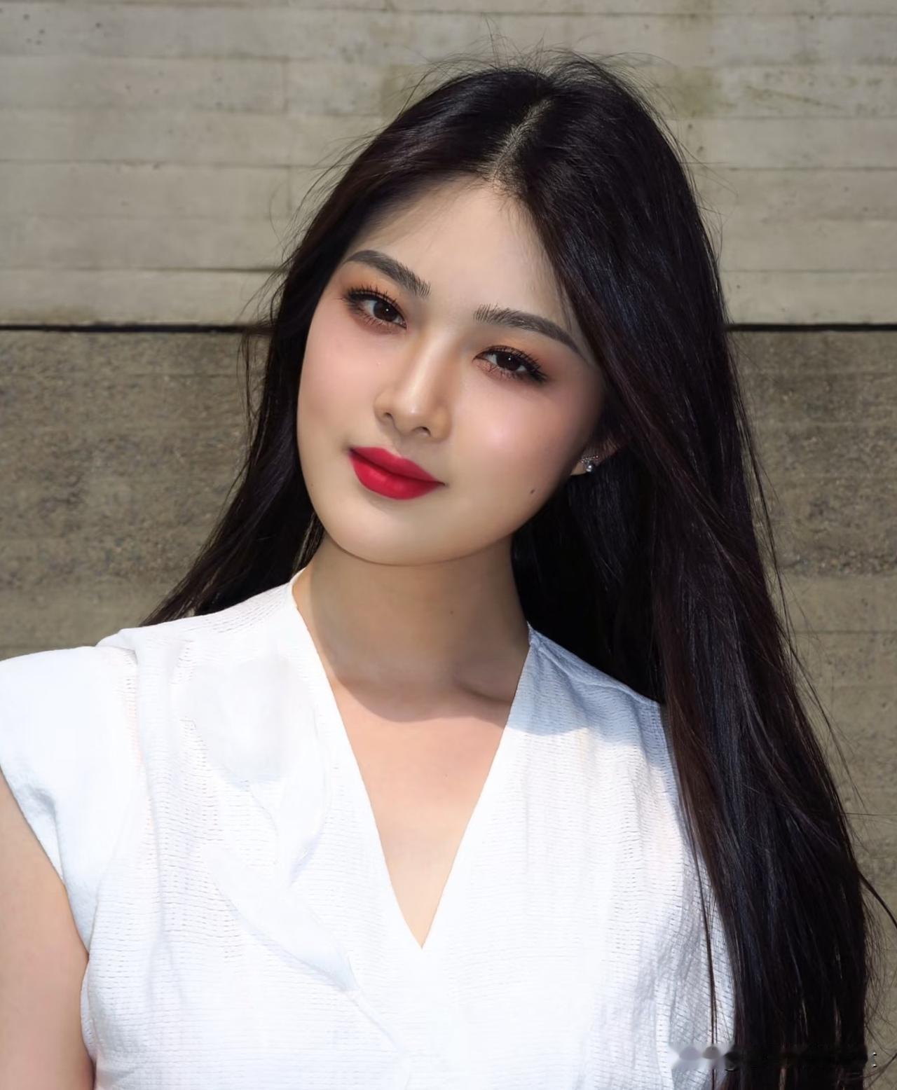 卜算子·清艳娇
 
黛色染云鬟，玉雪凝香脸。
一抹朱唇点绛纱，笑靥春风敛。
素袂