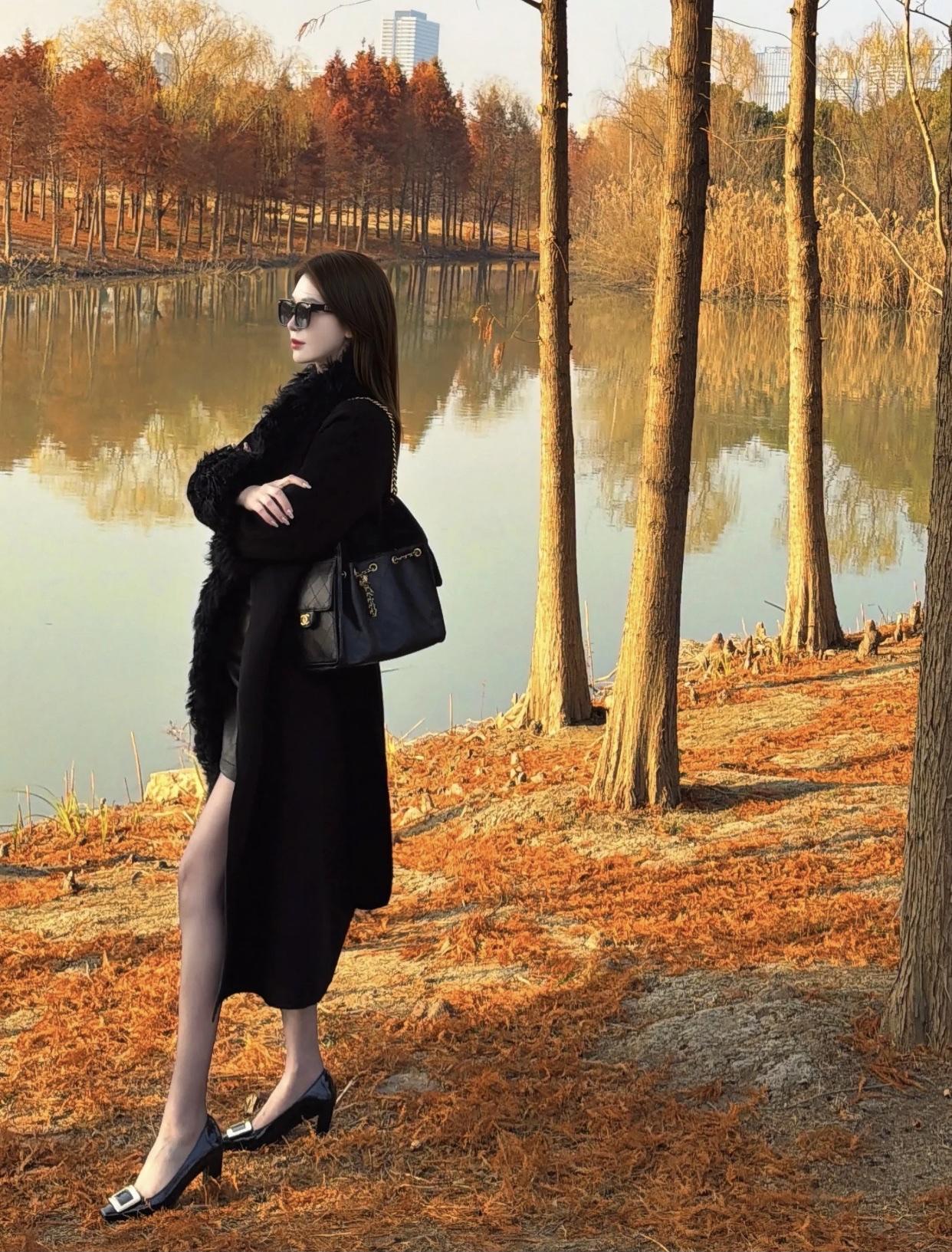 气质穿搭怎么穿才恰到好处?寒梅映雪影，黑衣映霜姿。