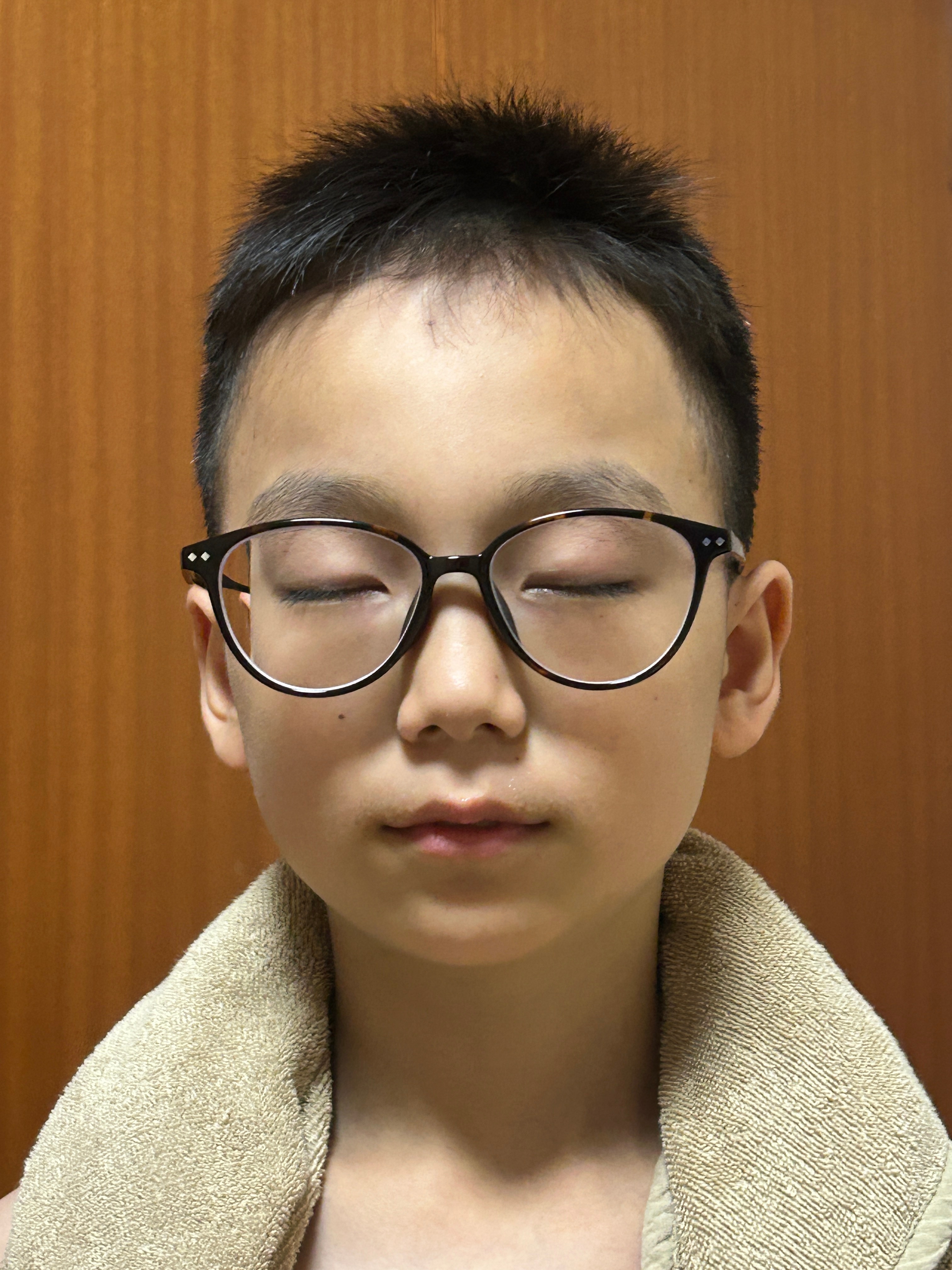 今天去取眼镜，结果停电。给我说明天寄…现在让他戴一下我的眼镜。看看丑不丑，结果还