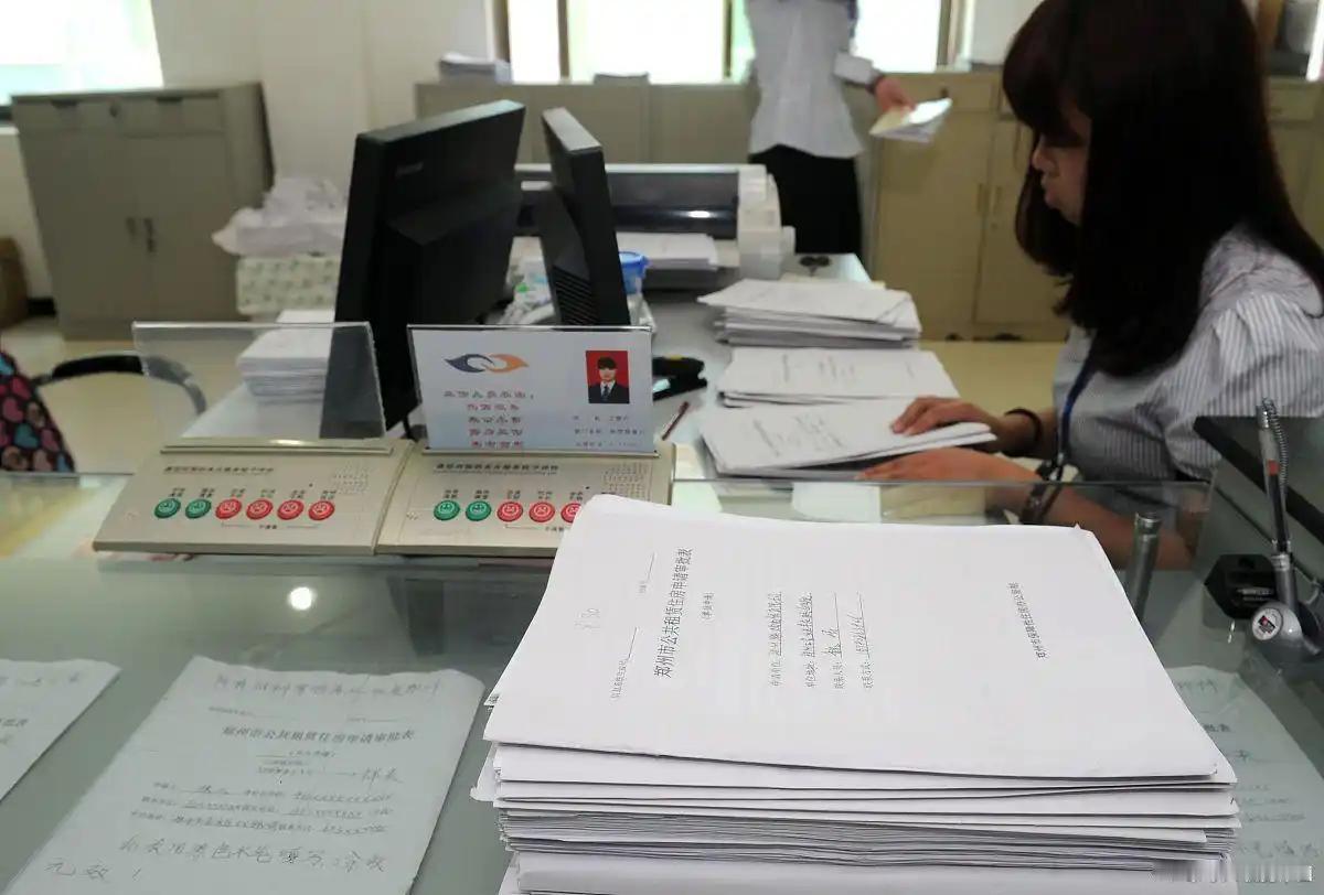 2026 年退休职工养老金还会调整吗？老李的退休卡在档案上：别等窗口一句“不认”
