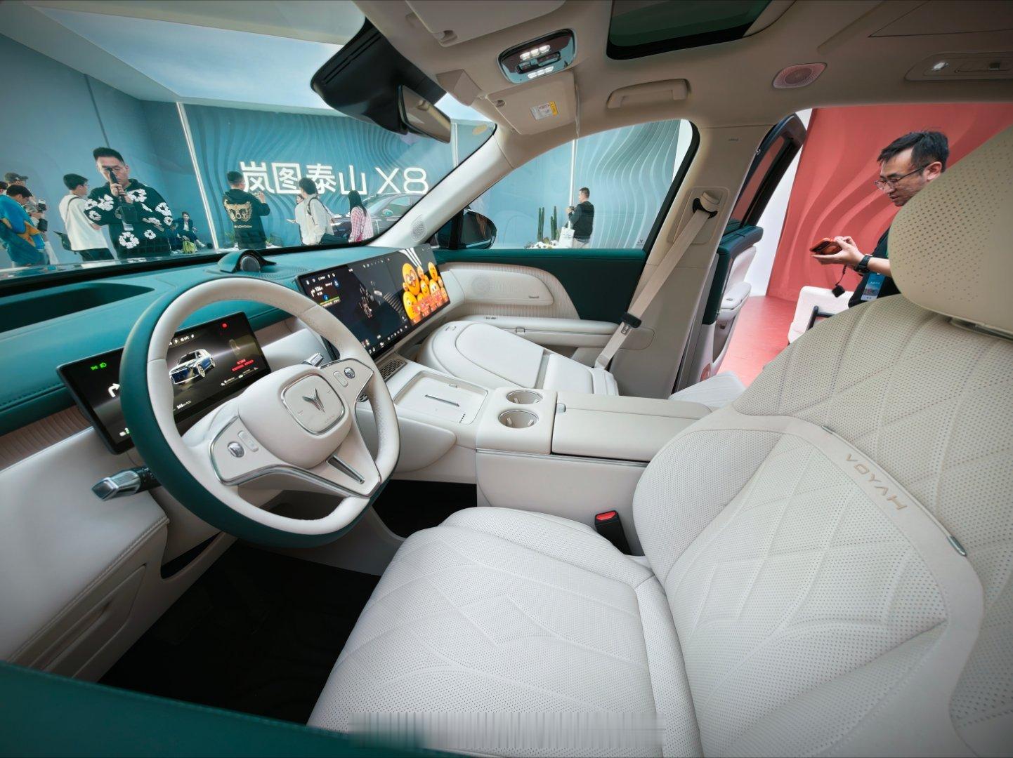 岚图大五座 SUV 泰山 X8 预售30.29万起岚图泰山x8预售 有个很有意思