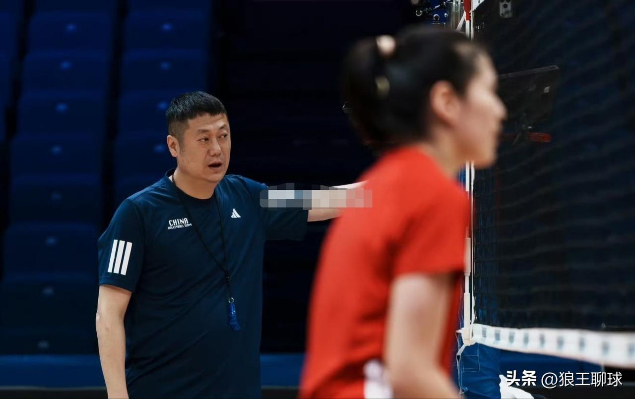 【中国女排队长鼓励年轻队员：“光脚的不怕穿鞋的”】

新华社南京6月2日电（记者