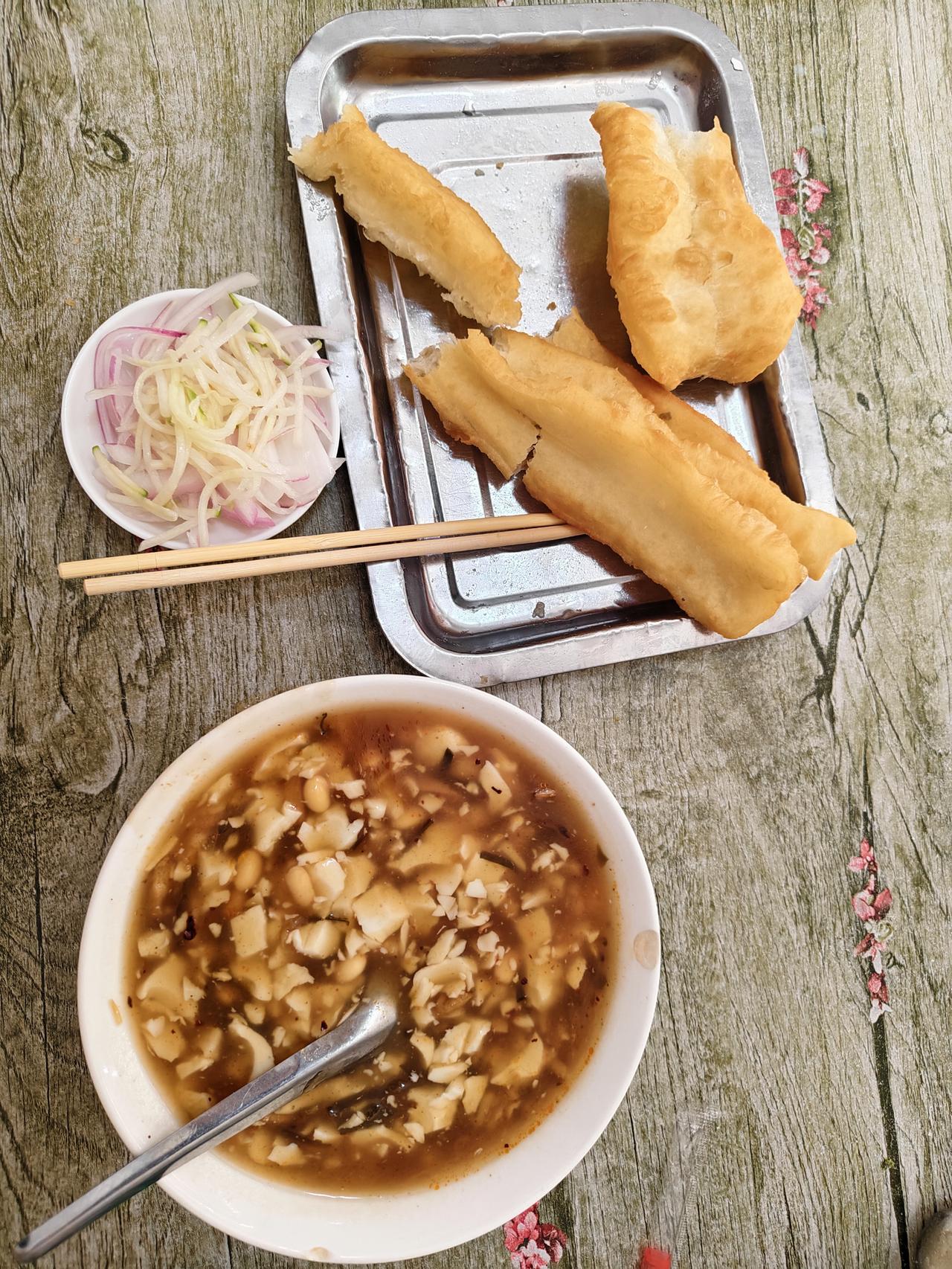 今早从临猗赶回运城，没来得及做饭，就在盐湖西街早市，花了5元，喝了一碗豆腐脑，吃