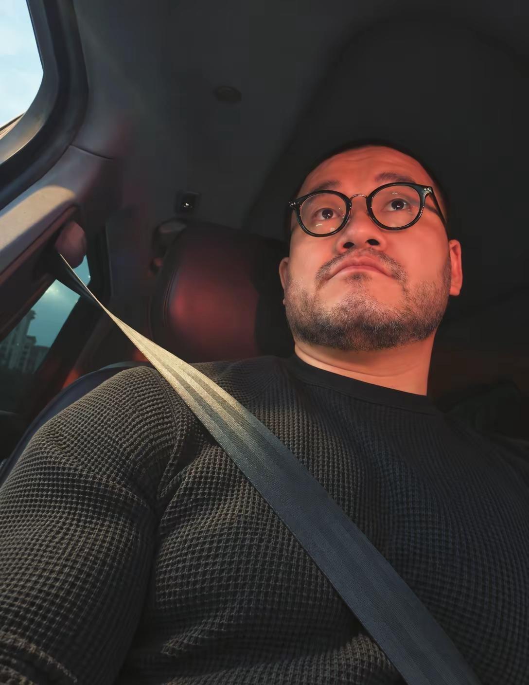 提着16寸电脑去接孩子放学。当初为什么要买那么大的macbook呢，脑子坏掉了长