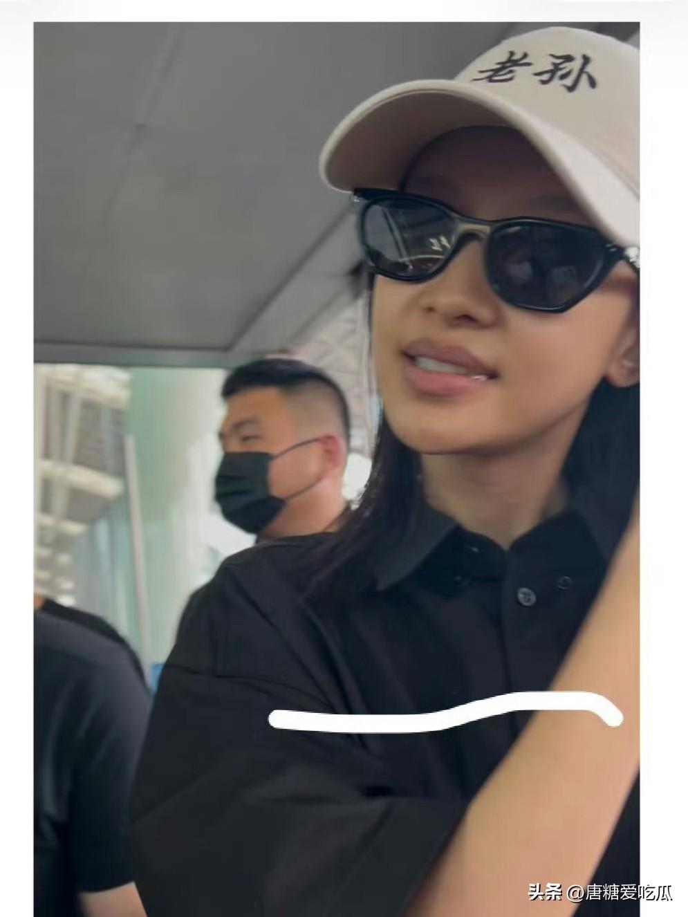 孙怡
你可以不化妆，也可以穿黑衣服，但是你能不能不要这么不见怪，把自己最真实的样