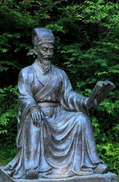 1182年，名妓严蕊被朱熹抓进大狱，狱卒扒掉了她的衣服，强迫她趴在冰冷的地砖上，
