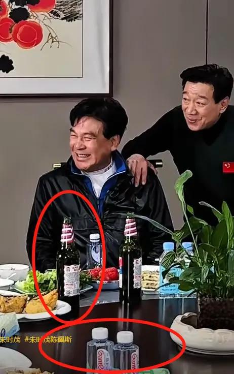 哇塞，朱时茂陈佩斯姜昆聚餐了，陈佩斯还是光头、朱时茂身材发福身上有了老人味，姜昆