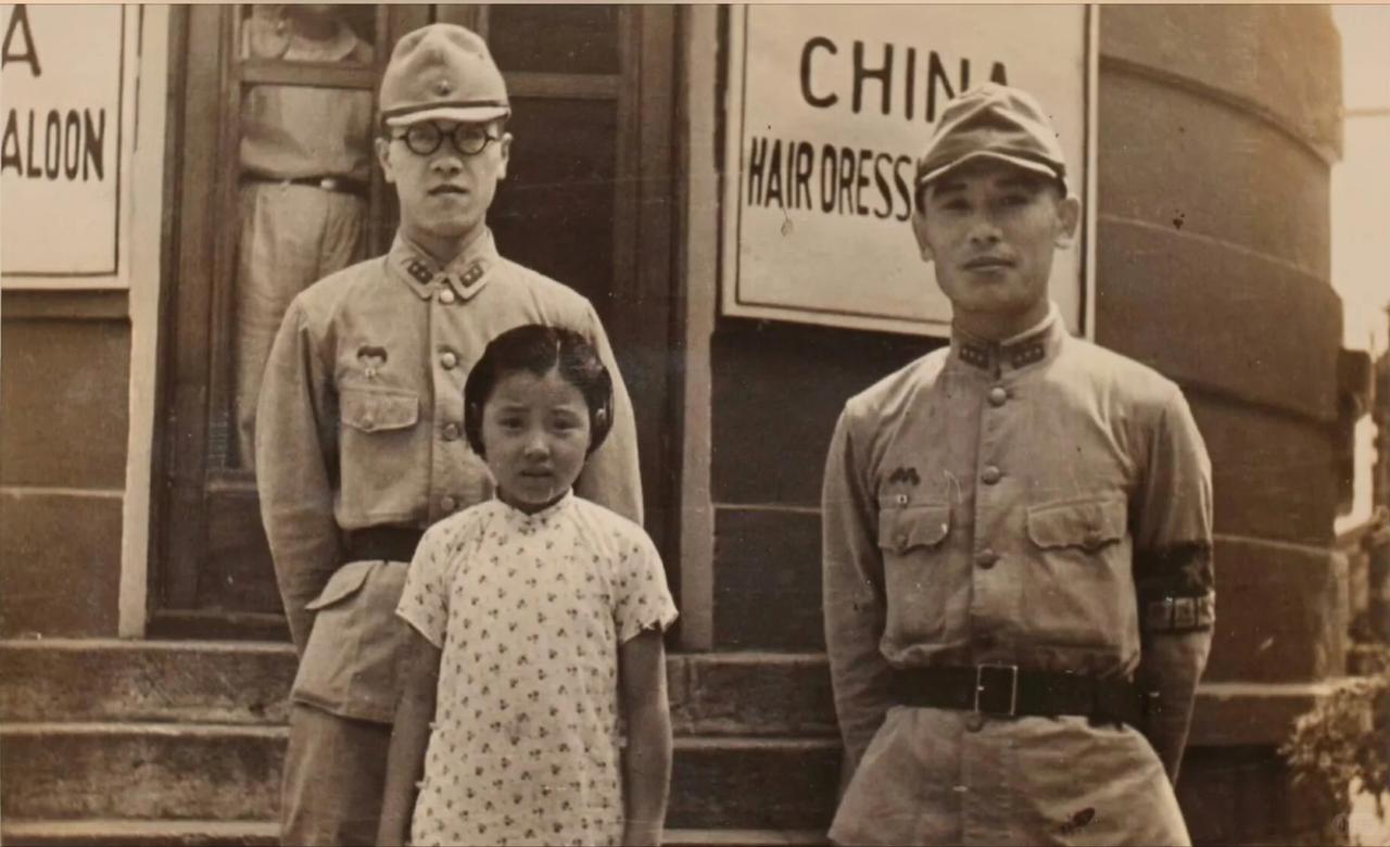 女孩被迫拍照时，眼中流露的恐惧，是我们整个民族的耻辱！1938年，上海日占沦陷时