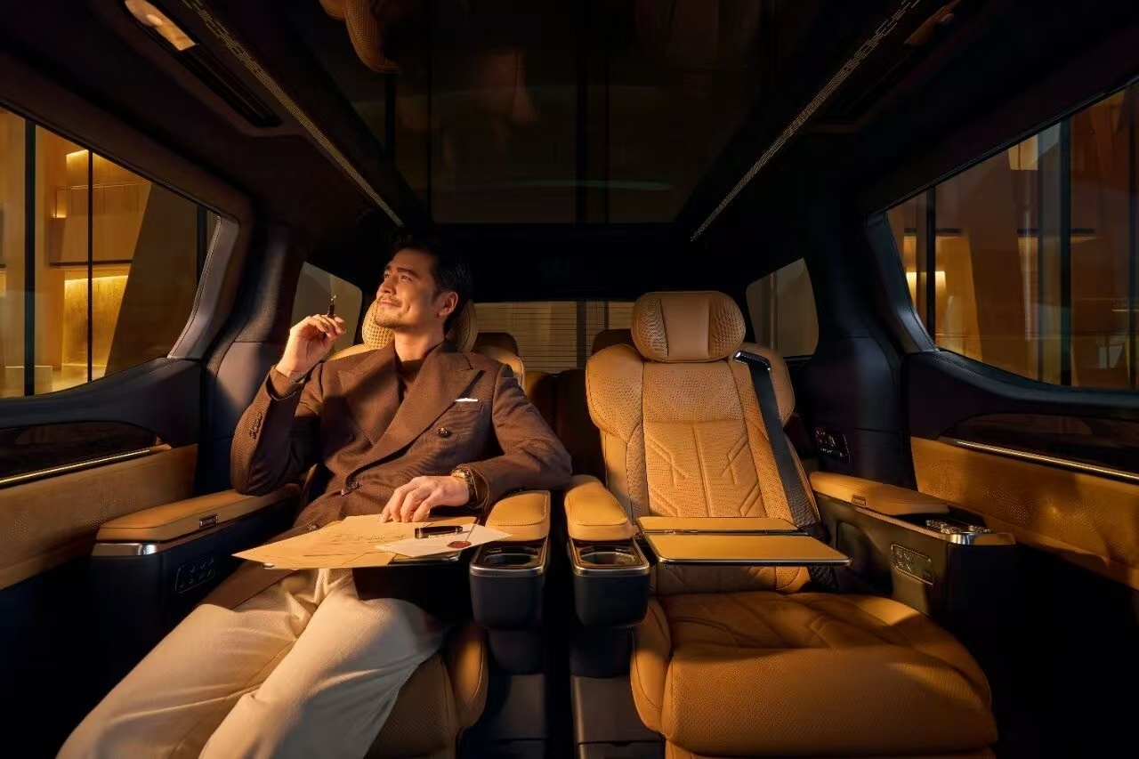 极氪回应黄晓明狂撒红包安利009不必过度解读，无需刻意神化。明星也是普通车主，遇