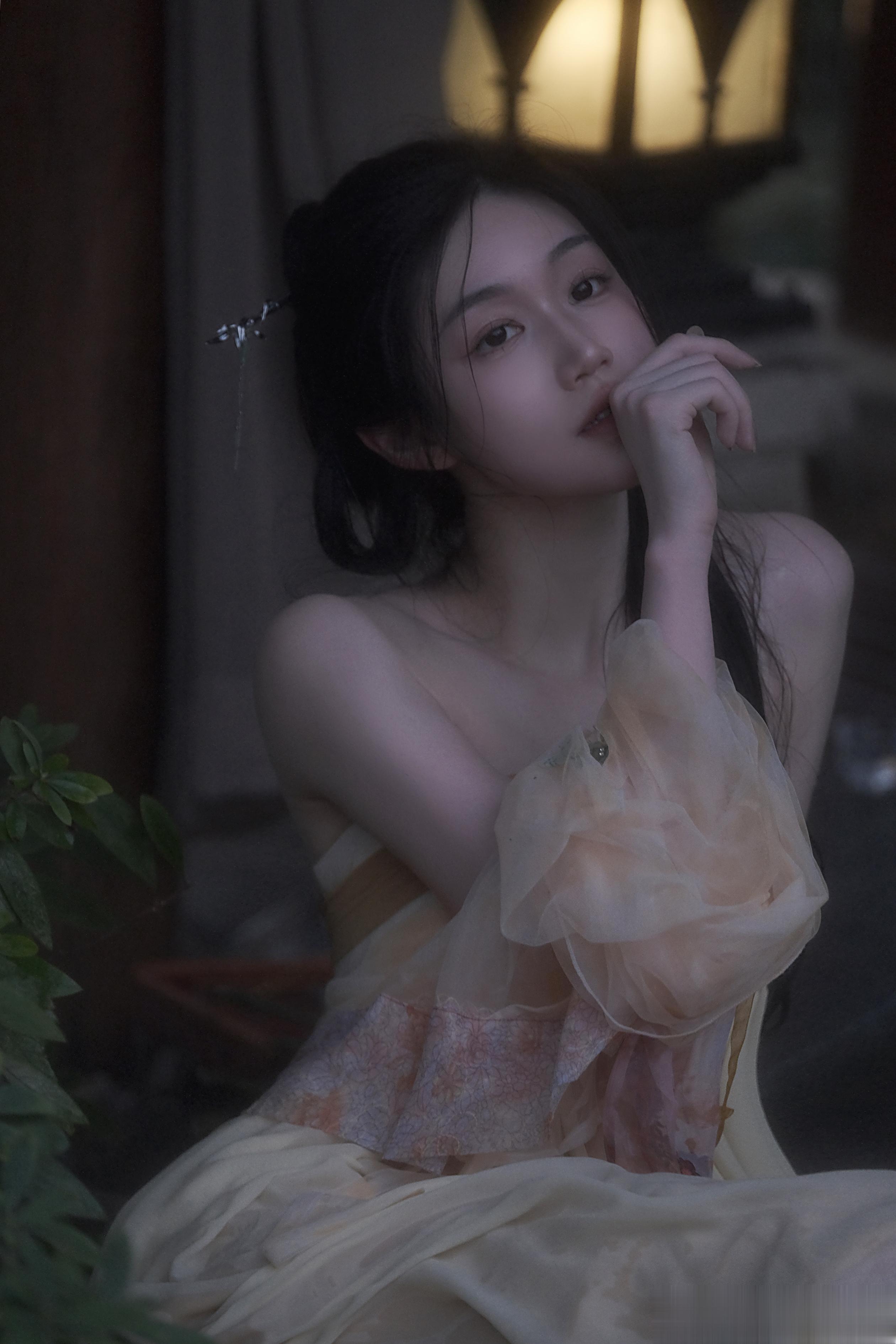 苍耳 湖泊 铺满风的黄昏你的眼神都足够安放一片小小的 薄薄的春 ​​​