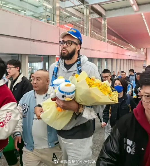 北京男篮官方：麦基正式抵京将穿0号 搭档周琦组超级双塔冲冠北京时间3月4日，北京