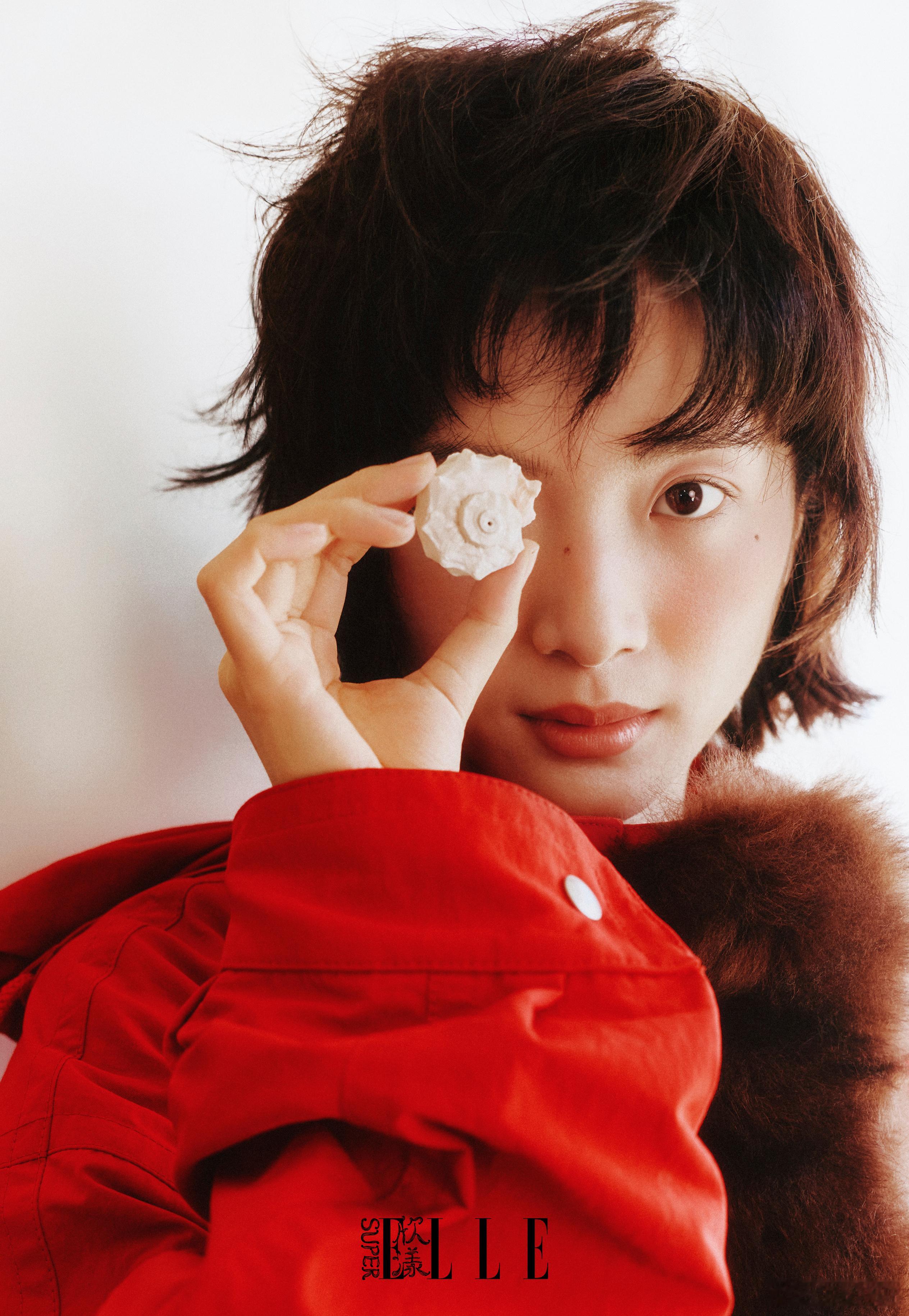eric时尚星闻eric时尚大片演员李思潼身着Prada 2026秋冬系列，搭配