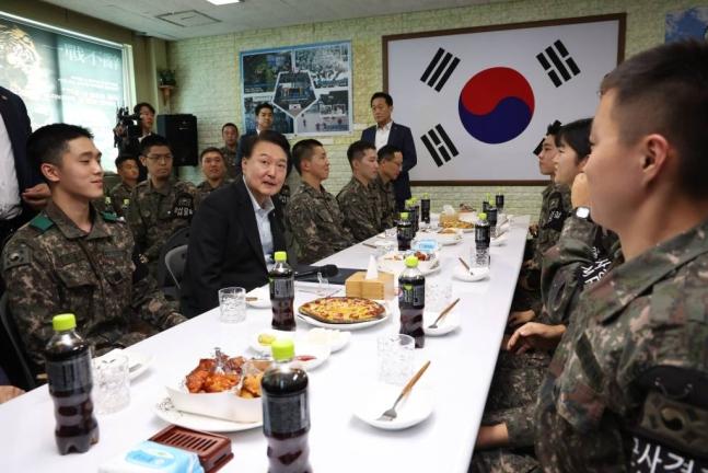 #韩国社会#【韩国总统尹锡悦中秋节假期访问朝韩边界军营激励韩军将士】

韩国总统