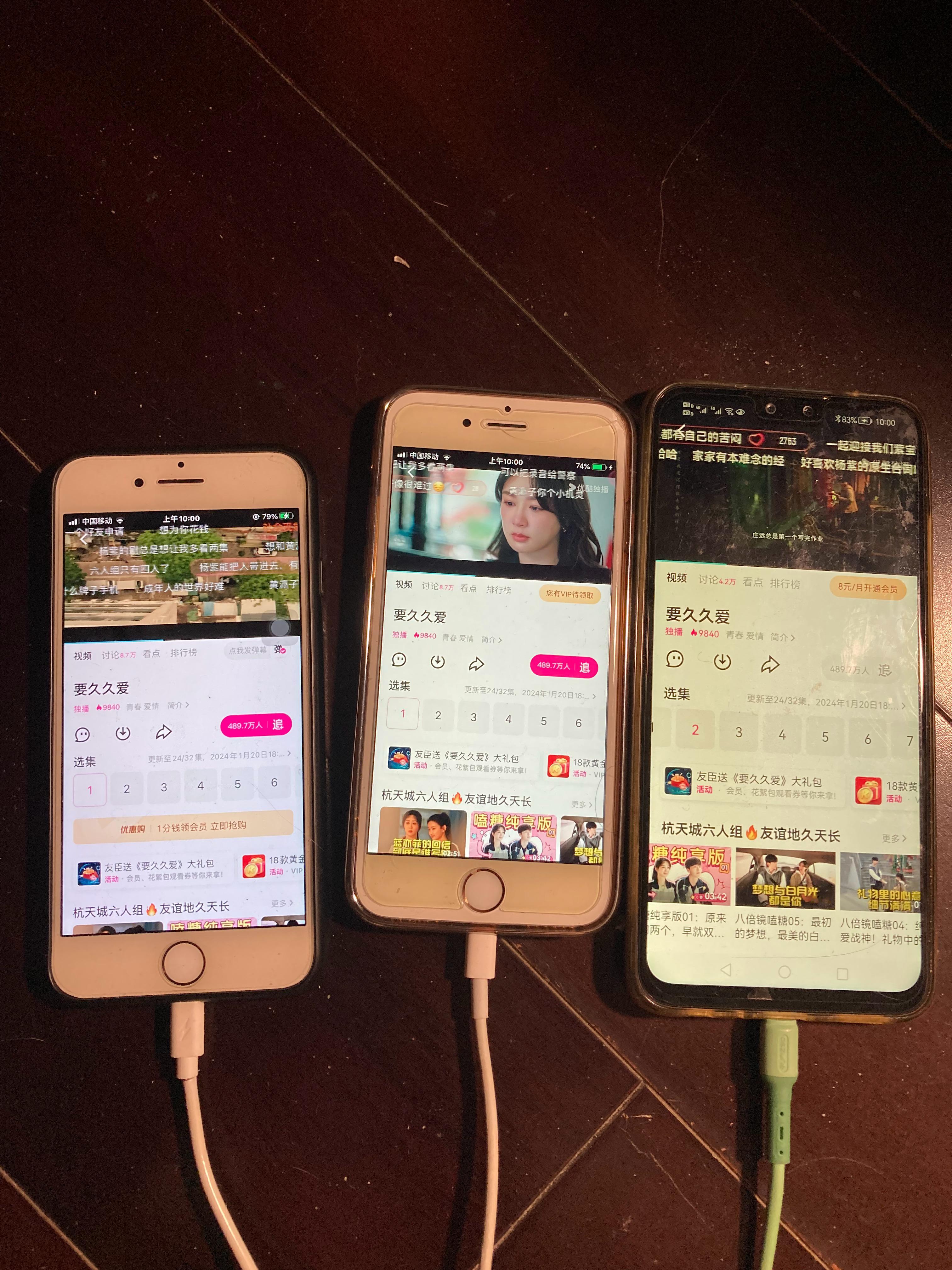 在卧室地板上，我在外间还有一台电脑，插上了耳机，我继续干家务活[笑cry] ​​