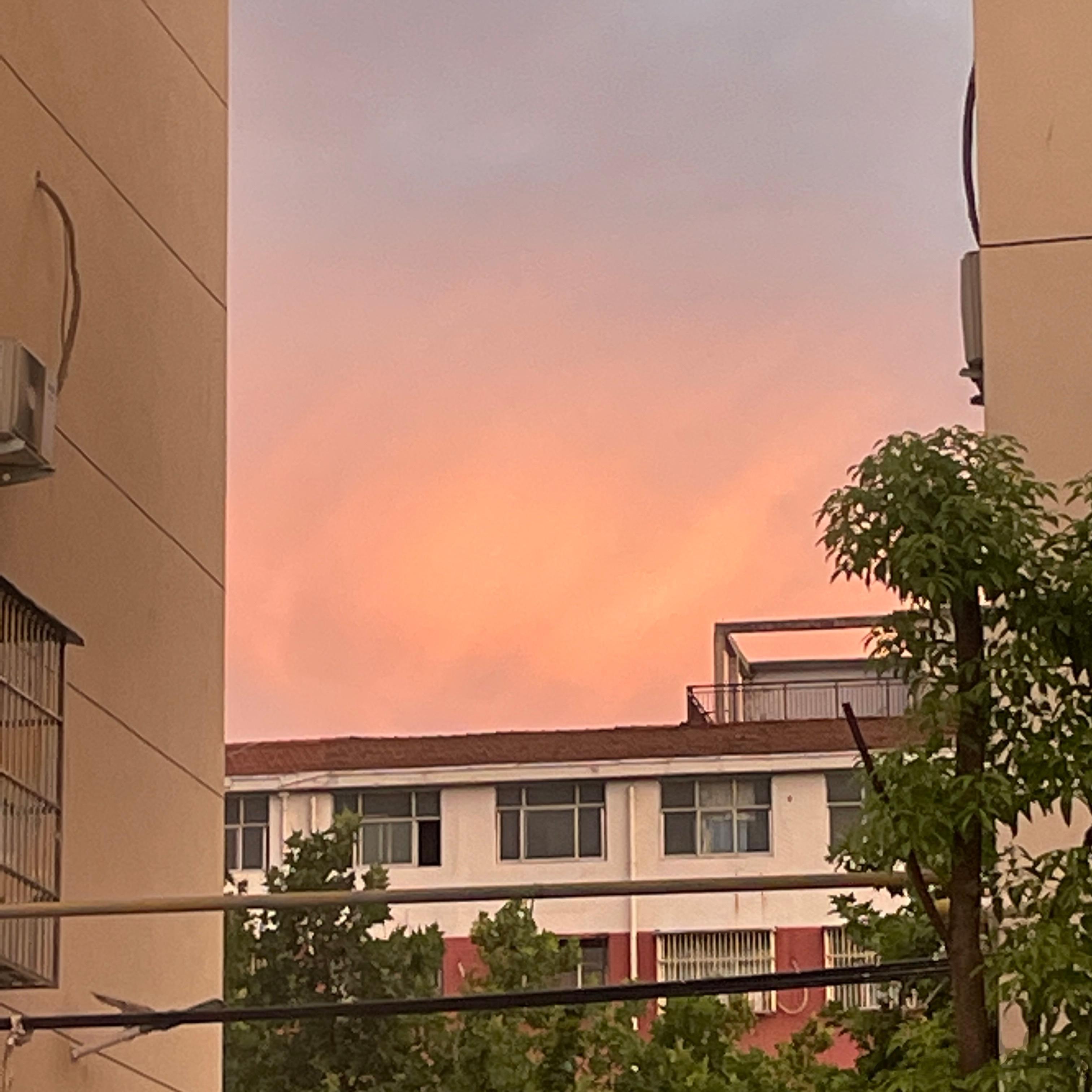 温柔的晚风一定会吹散许多不愉快，晚霞的美一定是对温柔的你一种的补偿。#夏日治愈瞬