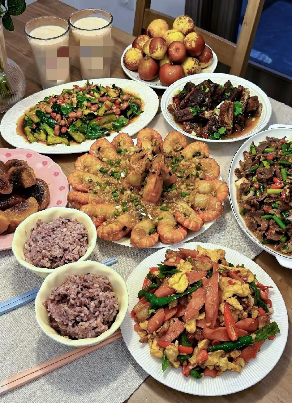 在西北的一个小县城里生活，这样的一桌子菜，得请上五六个人才能吃的完的。此刻的粗茶