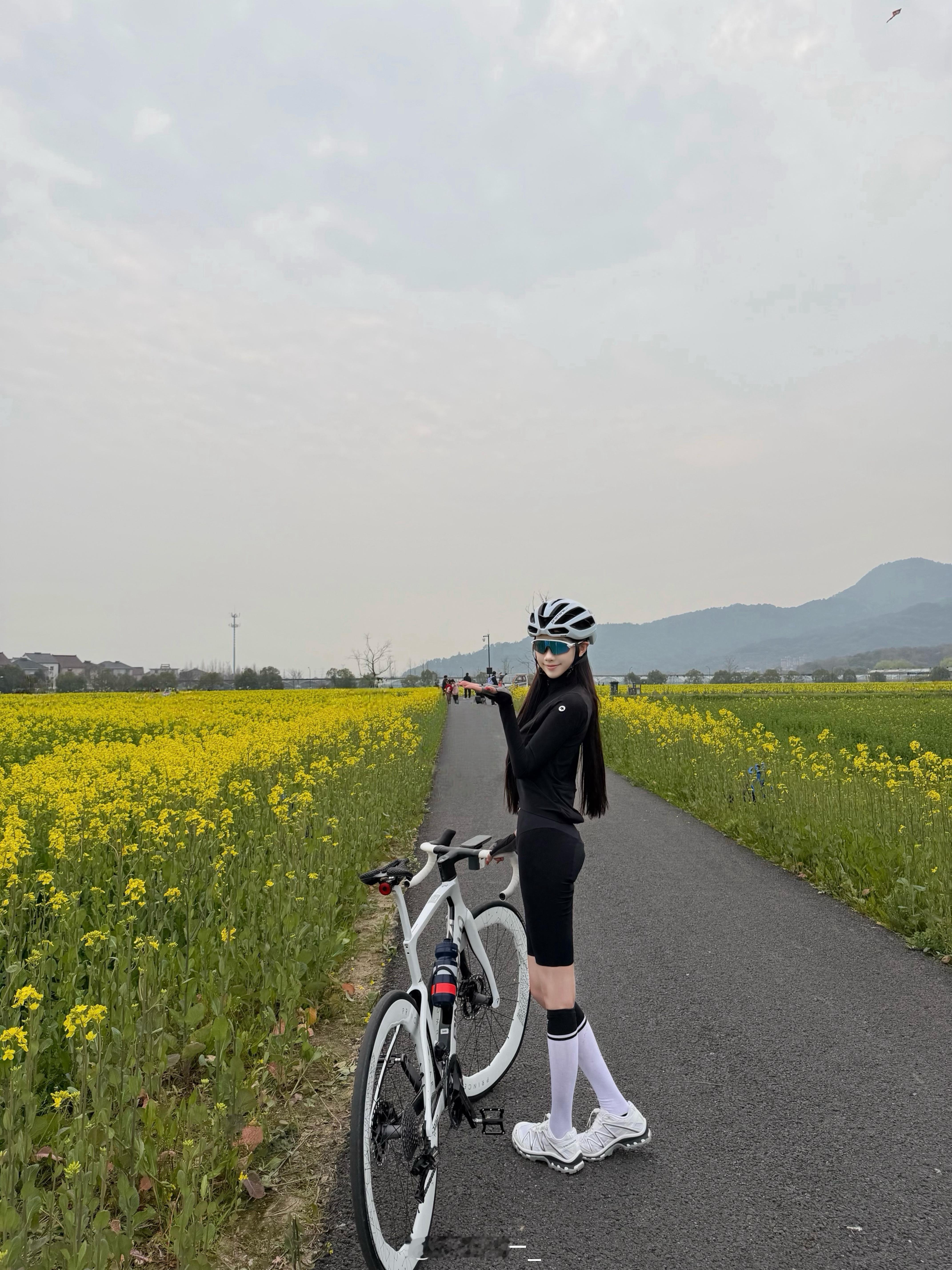 很充实的一天早上起来爬坡下午打扮好去骑车本来打算美美拍一下樱花结果摔了膝盖卡秃噜