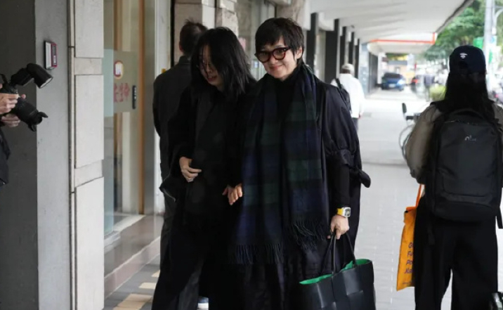 柯以敏吊唁袁惟仁 据台媒，袁惟仁灵堂今、明两天开放亲友、粉丝前往吊唁。袁惟仁儿子